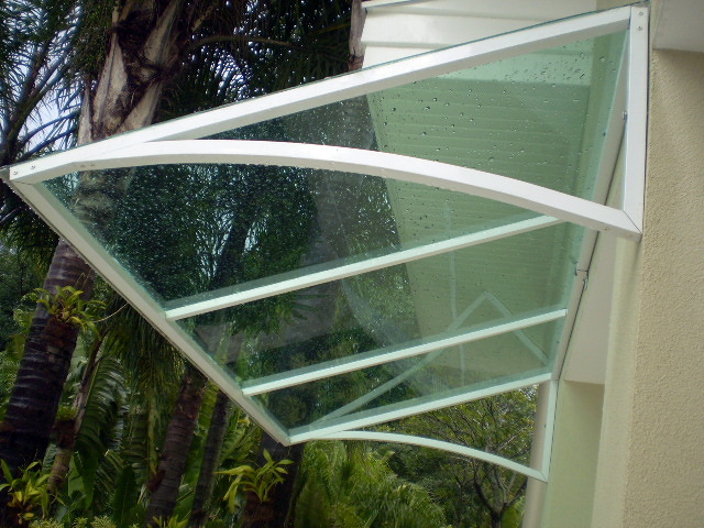 Conheça mais: Toldo Fixo em Policarbonato Compacto
